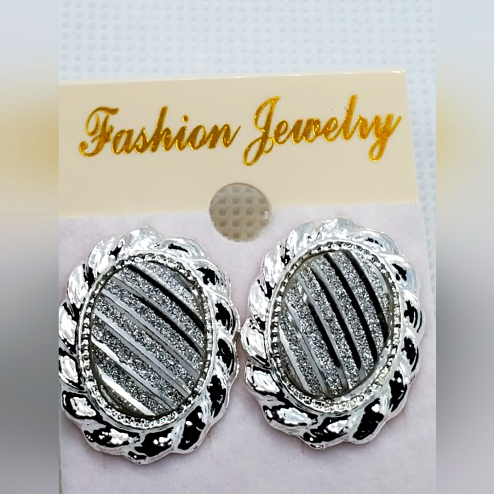 Silver toned shimmering stud earrings